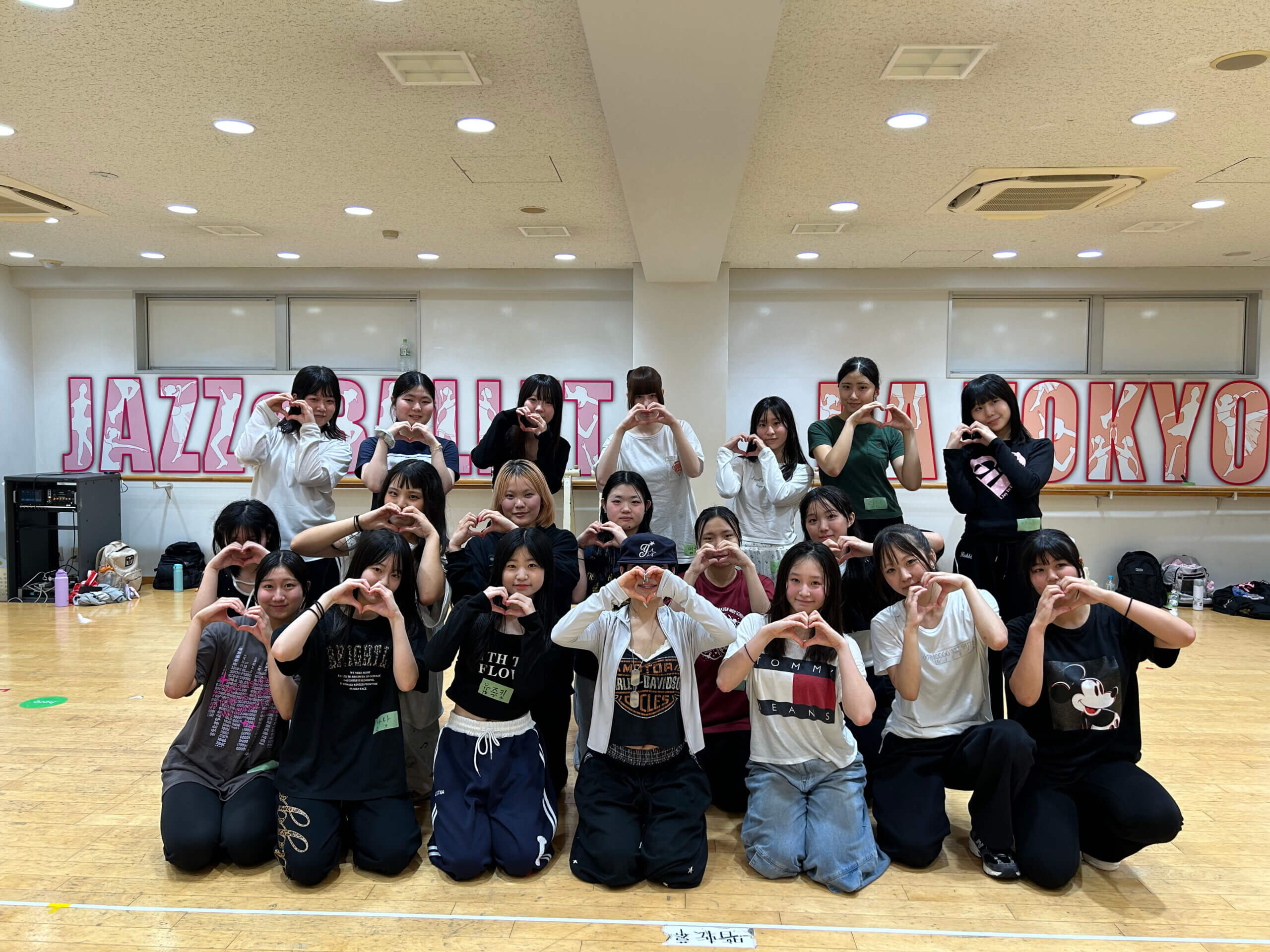 K-POPダンスレッスンの集合写真